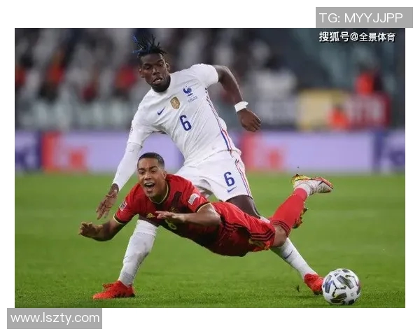 足球明星同框对决精彩纷呈球场上的巅峰对决引发热烈关注与期待