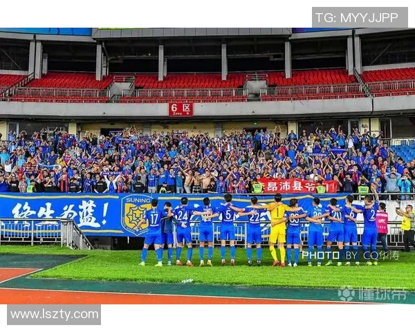 重庆篮球队比赛经验引发热议球迷对战术选择和球员表现的争论不断